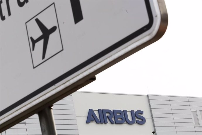 Archivo - FILED - 07 March 2018, Bremen: A view of the Airbus logo on the facade of the company's headquarters in Bremen. Photo: Mohssen Assanimoghaddam/Deutsche Presse-Agentur GmbH/dpa