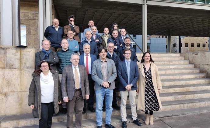 El consejero de Ciencia, Borja Sánchez, con representantes de centros de I+D+i de grandes empresas