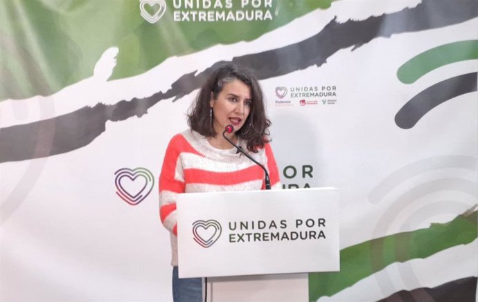 La portavoz de Unidas por Extremadura, Irene de Miguel, en rueda de prensa