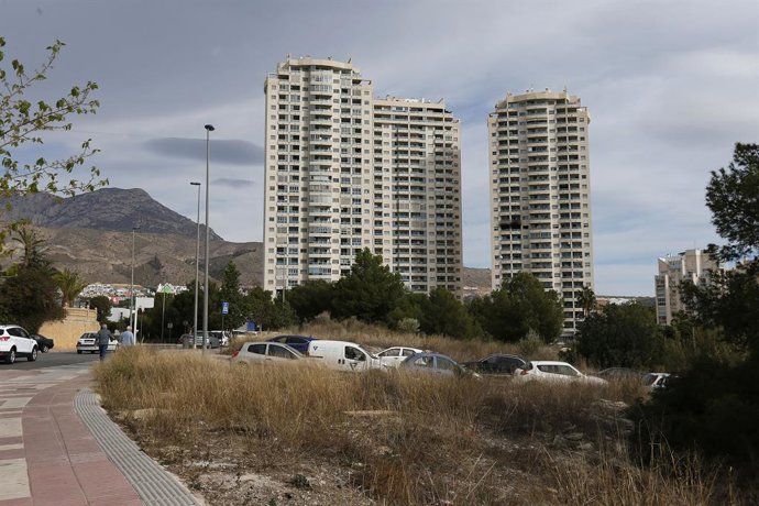 Vista al lluny de la faana de l'habitatge on s'ha produt un incendi la passada matinada, a 4 de mar del 2024, a la Vila Joiosa.