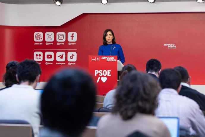 La portavoz del PSOE, Esther Peña en una rueda de prensa en la sede nacional del partido en la calle Ferraz.