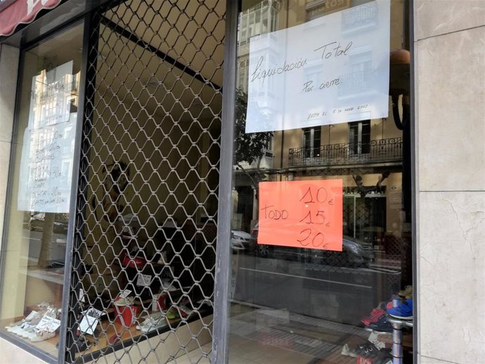 Archivo - Escaparate de una tienda anunciando su cierre en Logroño