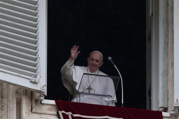Archivo - 07 February 2021, Vatican, Vatican City: Pope Francis leads the Angelus prayer from the window of the Apostolic building overlooking St. Peter's Square. Photo: Evandro Inetti/ZUMA Wire/dpa