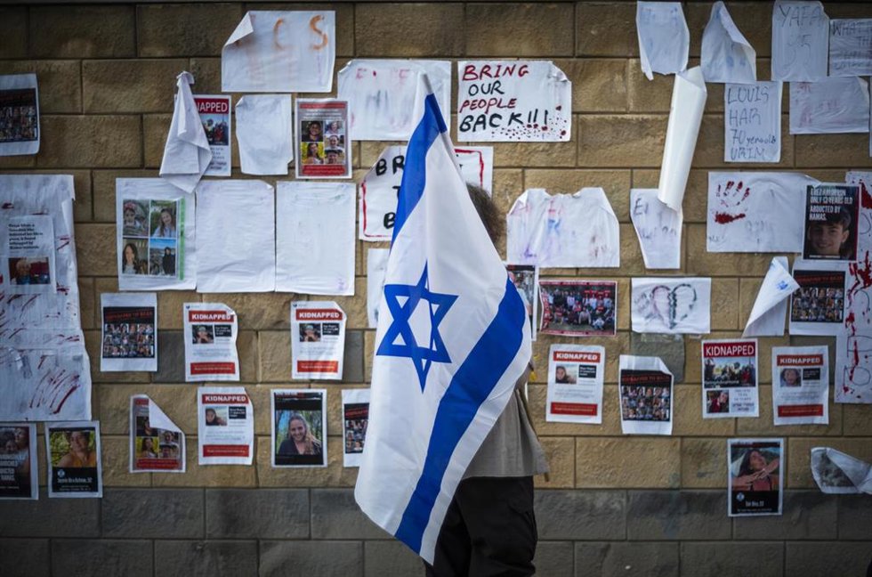 Archivo - Una mujer con una bandera de Israel 