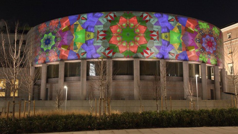 Floresta de Cristal proyectada en la fachada circular del Senado