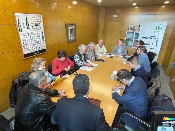 El consejero de Medio Rural y Política Agraria, Marcelino Marcos Líndez en la cabecera de la mesa en la reunión  con respresentantes de los sindicatos agrarios.