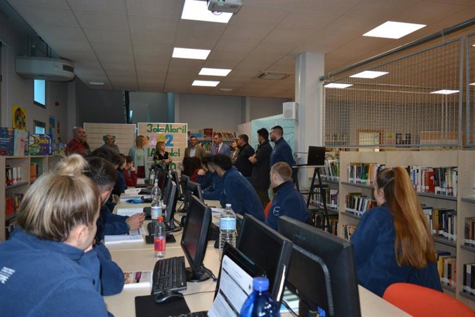 El delegado de Empleo, Empresa y Trabajo Autónomo de la Junta en Granada, Javier Martín, ha comprobado este lunes la marcha del Proyecto 'Guevéjar 22'.