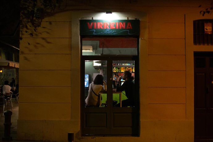 Archivo - Un bar en una calle céntrica de Barcelona, a 14 de octubre de 2021, en Barcelona, Catalunya (España)