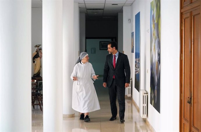 El director de Actividades Sociales de la Fundación Unicaja, Miguel Gil, ha visitado acompañado de la Madre Superiora Sor María Dolores las instalaciones del asilo Hermanitas de los Pobres de Málaga