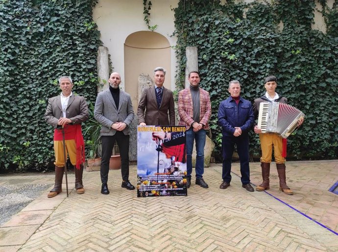 El vicepresidente primero de la Diputación de Córdoba, Andrés Lorite (tercero por la izda.), en la presentación de la Danza de las Espadas y la Romería de San Benito.