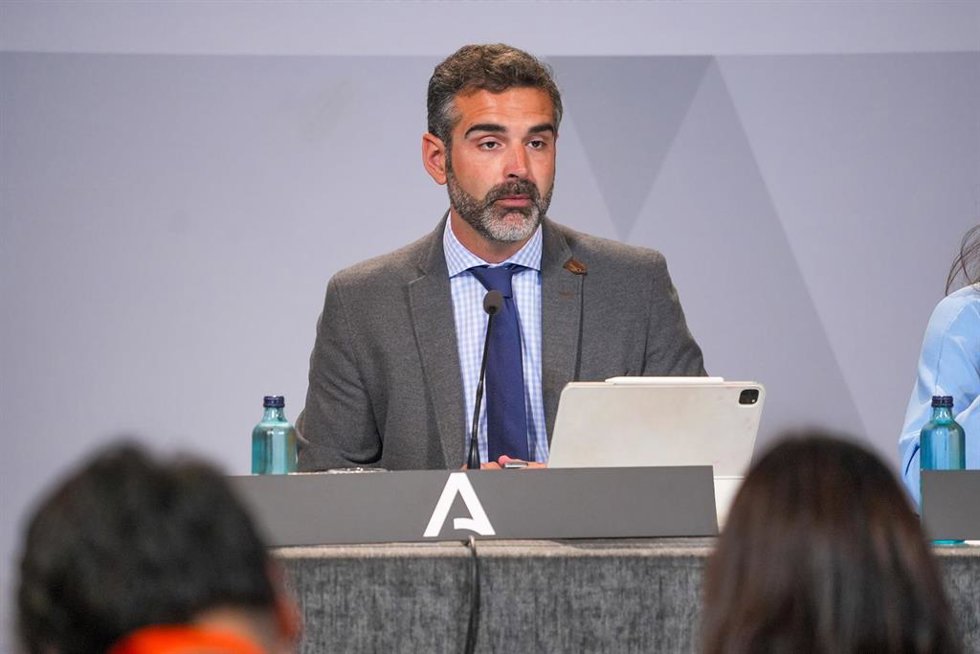 El consejero de Sostenibilidad, Medio Ambiente y Economía Azul y portavoz del Gobierno, Ramón Fernández-Pacheco interviene durante la rueda de prensa posterior al Consejo de Gobierno. A 4 de marzo de 2024, en Sevilla, Como cada martes, el Consejo de Gob