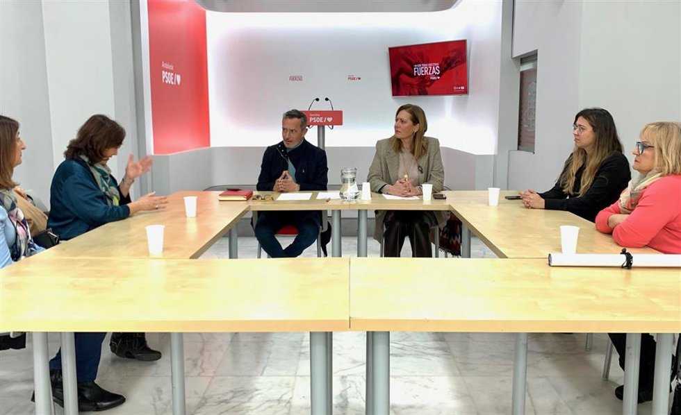 Reunión de Rafael Recio y Rosario Andújar para abordar cuestiones relacionadas con la igualdad.