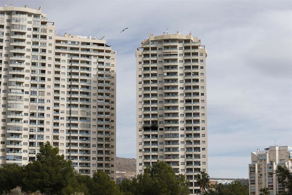 Vista a lo lejos de la fachada de la vivienda donde se ha producido un incendio la pasada madrugada, a 4 de marzo de 2024, en La Vila Joiosa, Alicante, Comunidad Valenciana (España). 