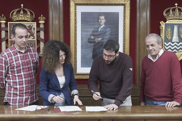 Firma del acuerdo entre PSOE e IU para continuar al frente del Ejecutivo municipal de Azqueca de Henares.
