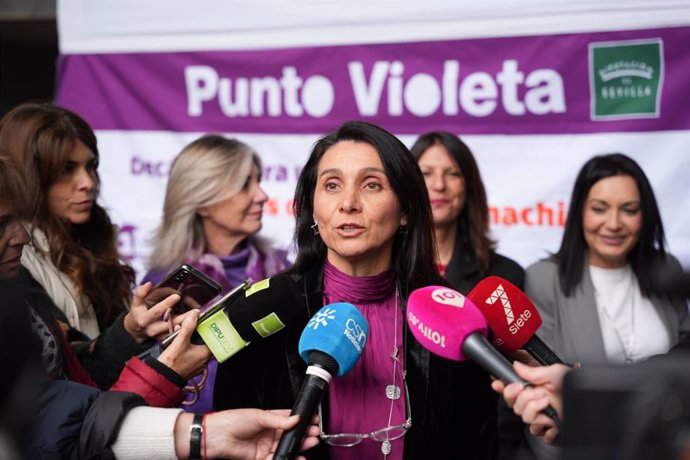 La dipurtada María Encarnación Fuentes informa de la campaña del 8M