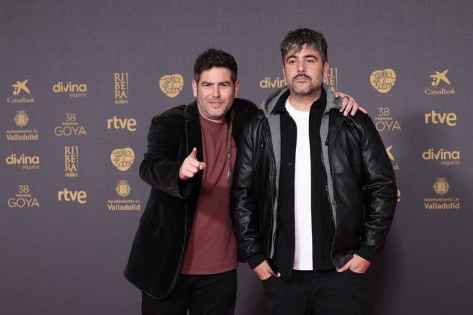 Los hermanos David Muñoz y José Muñoz, componentes del grupo musical Estopa, posan en la alfombra rosa previa a la gala de la 38 edición de los Premios Goya, en el Auditorio Feria de Valladolid, a 10 de febrero de 2024, en Valladolid, Castilla y León (Esp