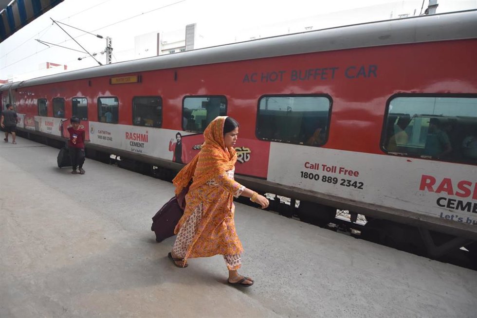 Archivo - Imagen de archivo de una estación de tren en India.