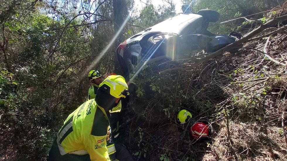Bomberos de Marbella rescatan a un conductor que se salió de vía y se precipitó por un barranco de 70 metros