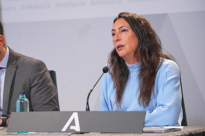 La consejera de Integración Social, Juventud, Familias e Igualdad Loles López interviene durante la rueda de prensa posterior al Consejo de Gobierno. A 4 de marzo de 2024, en Sevilla, Como cada martes, el Consejo de Gobierno de la Junta de Andalucía se re