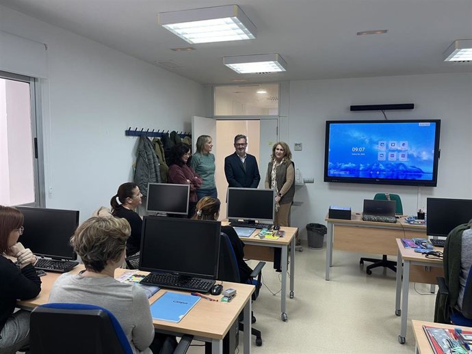 El concejal de Desarrollo Local, Comercio y Transformación Digital del Ayuntamiento de Tomares, Eloy Carmona, en la apertura del curso
