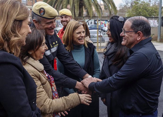 La alcaldesa de Valencia, María José Catalá (1i), y la ministra de Defensa, Margarita Robles (2i), visitan al personal que participó en los trabajos de extinción del incendio de Campanar