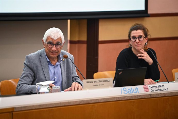El conseller de Salud Manel Balcells y la directora de cuidados enfermeros del sistema Carme Planas