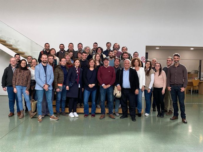 La directora de l'Institut Català d'Energia (Icaen), Marta Morera, con miembros de las oficinas comarcales de transición energética