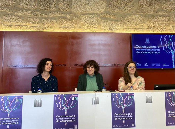 La alcaldesa de Santiago, Goreti Sanmartín, junto a representantes de 7H Cooperativa Cultural en la presentación de la campaña para el 8M 'Construamos o termo feminista de Compostela'.