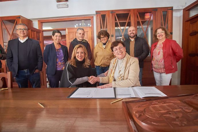 La presidenta del Cabildo de Tenerife, Rosa Dávila, y la alcaldesa de Tegueste, Ana Mena, en la firma del convenio para adecuar la Casa de los Zamorano para uso turístico