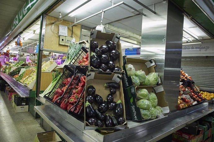Archivo - Imagen de archivo de un estante de hortalizas y frutas en un mercado municipal. 