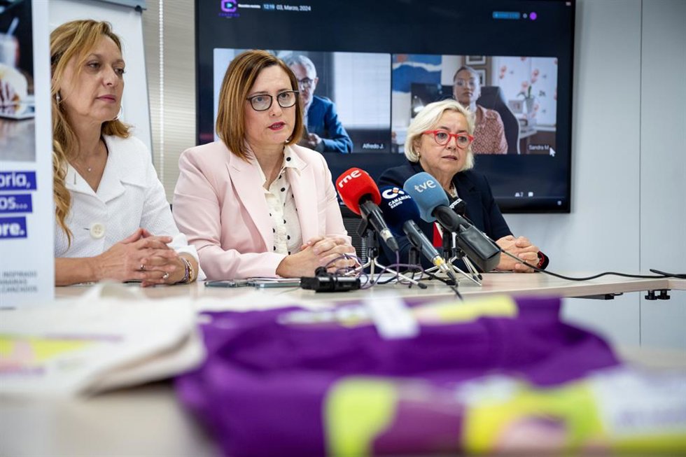 La consejera de Bienestar Social del Gobierno de Canarias, Candelaria Delgado, en la rueda de prensa del 8M