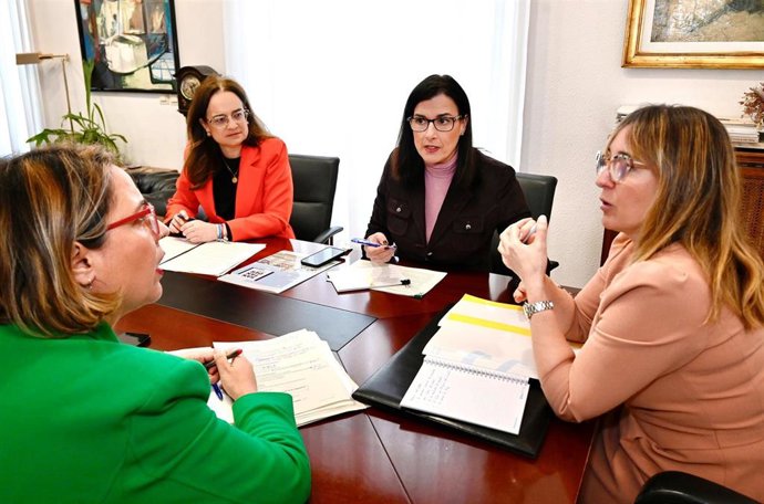 Reunión de la delegada del Gobierno en Cantabria, Eugenia Gómez de Diego, y de la alcaldesa de Santander, Gema Igual
