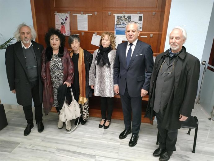 El delegado del Gobierno en Castilla y León, Nicanor Sen, segundo por la derecha, junto a familiares de Encarnación Pérez