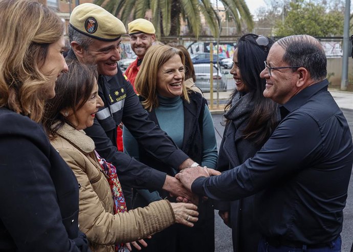 L'alcaldessa de Valncia, María José Catalá (1e), i la ministra de Defensa, Margarita Robles (2e), visiten al personal que va participar en els treballs d'extinció de l'incendi de Campanar