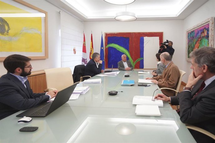 Reunión del jurado presidido por el consejero de Cultura, Gonzalo Santonja.