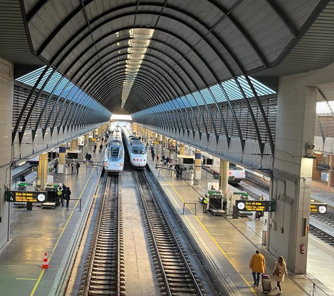 Dos trenes AVE estacionados en Santa Justa.