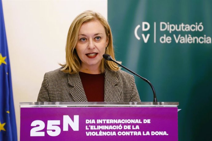 Archivo - Arxiu - La vicepresidenta primera de la Diputació de Valencia i responsable d'Igualtat en aquesta institució, Natlia Enguix, en la lectura del manifest amb motiu del 25N.