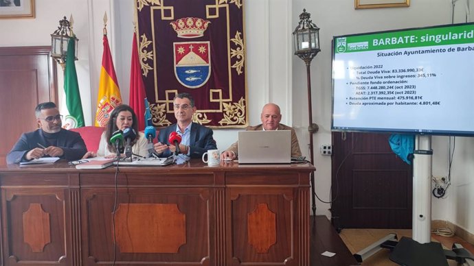 El alcalde de Barbate, Miguel Molina (AxSí), presentan el plan de especial singularidad para el municipio.