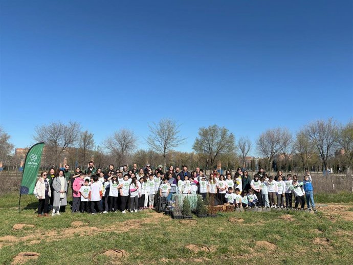 Personas que han colaborado con Maisons du Monde y la Fundación Plant for the Future para plantar 400 árboles en el Parque de la Isla del Colegio de Alcalá de Henares.