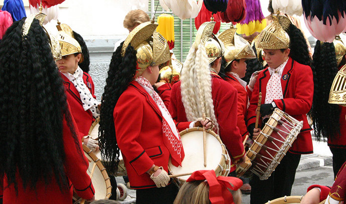 El Toque del Tambor del Judío de Baena está protagonizado por las turbas de 'coliblancos' y 'colinegros'.