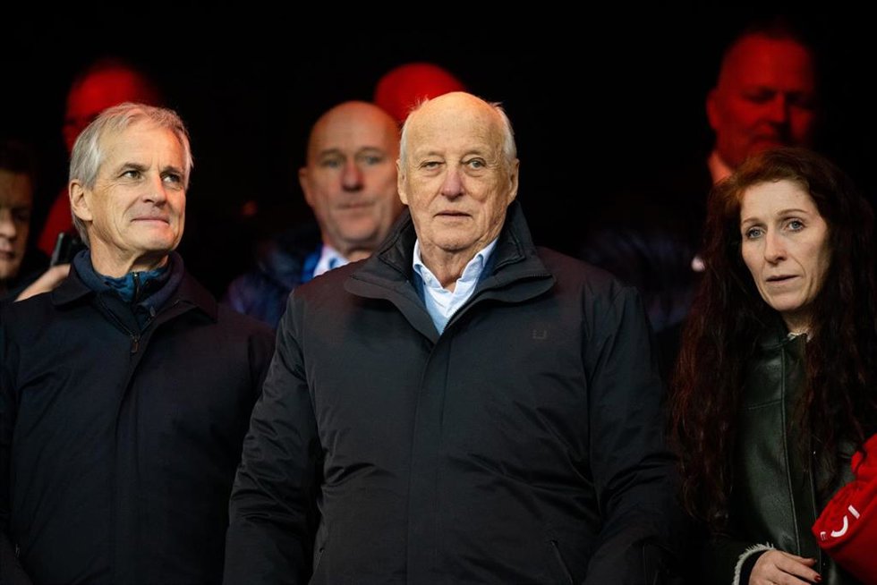 Archivo - El rey Harald V de Noruega (centro) durante un evento deportivo en diciembre de 2023