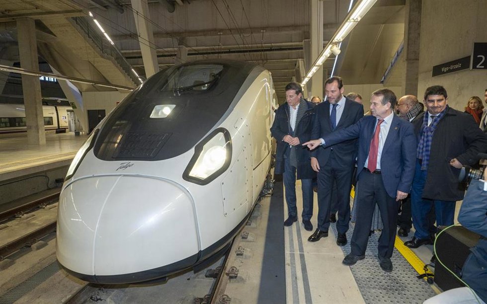 Archivo - (I-D) El candidato del PsdeG a la Xunta de Galicia, Xosé Ramón Gómez Besteiro; el ministro de Transportes y Movilidad Sostenible, Óscar Puente y el alcalde de Vigo, Abel Caballero, llegan a la estación de Vigo en un tren Avril de alta velocida