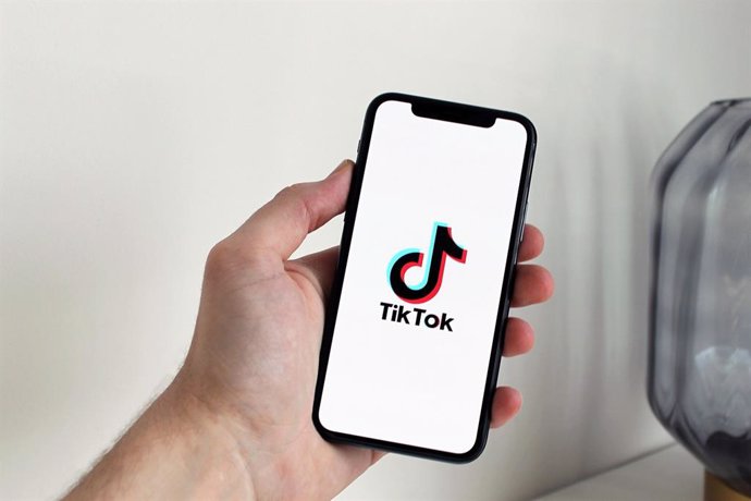Logotipo de TikTok en la pantalla de un móvil