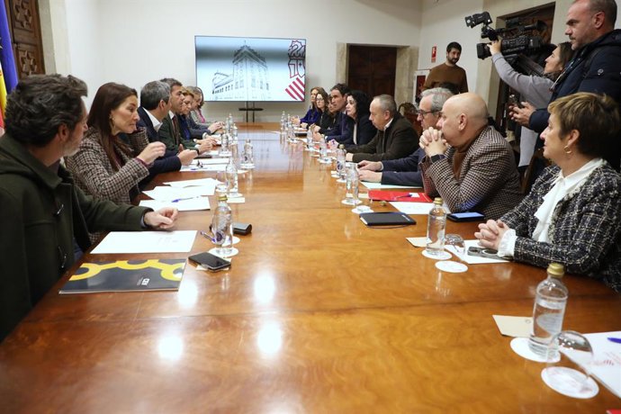 El Consell i agents socials participen en la taula del dileg social