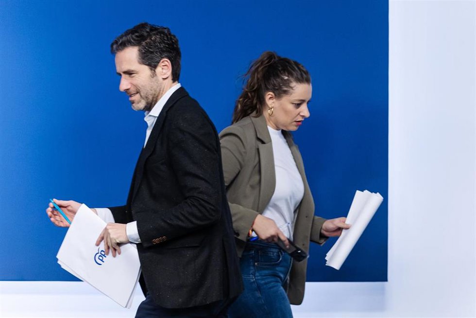 El vicesecretario de Cultura y portavoz del PP, Borja Sémper y la diputada del PP Esther Muñoz, llegan a una rueda de prensa posterior a la reunión del Comité de Dirección del Partido Popular, en la sede nacional del PP, a 4 de marzo de 2024, en Madrid