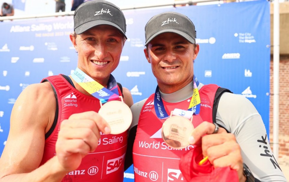 Archivo - Diego Botín y Florian Trittel posan con su medalla de bronce en el Mundial de 49er de 2023