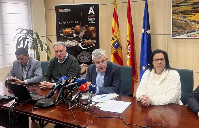 El consejero de Agricultura, Ganadería y Alimentación del Gobierno de Aragón, Ángel Samper, en rueda de prensa, acompañado por algunos de sus directores generales.