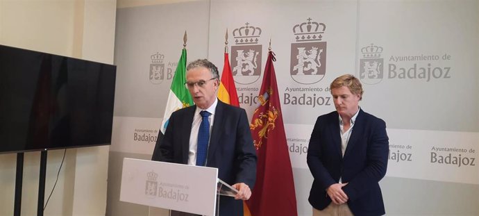 El delegado del Gobierno y el alcalde de Badajoz comparecen para informar de la reunión de la Junta Local de Seguridad