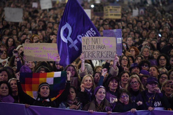 Archivo - Miles de mujeres durante una manifestación convocada por la Comisión 8M, por el 8M, Día Internacional de la Mujer, a 8 de marzo de marzo de 2023, en Madrid (España). 