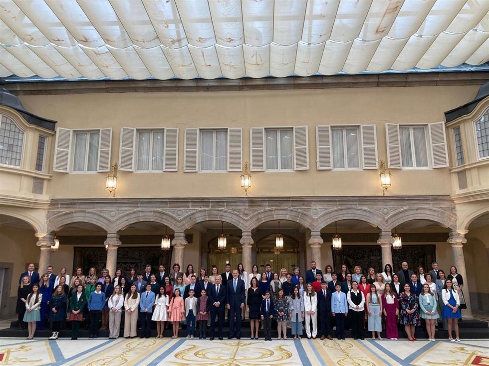 El Rey Felipe VI ha recibido este lunes en el Palacio Real de El Pardo a los 40 alumnos ganadores de las dos últimas ediciones del concurso escolar '¿Qué es un rey para ti?',